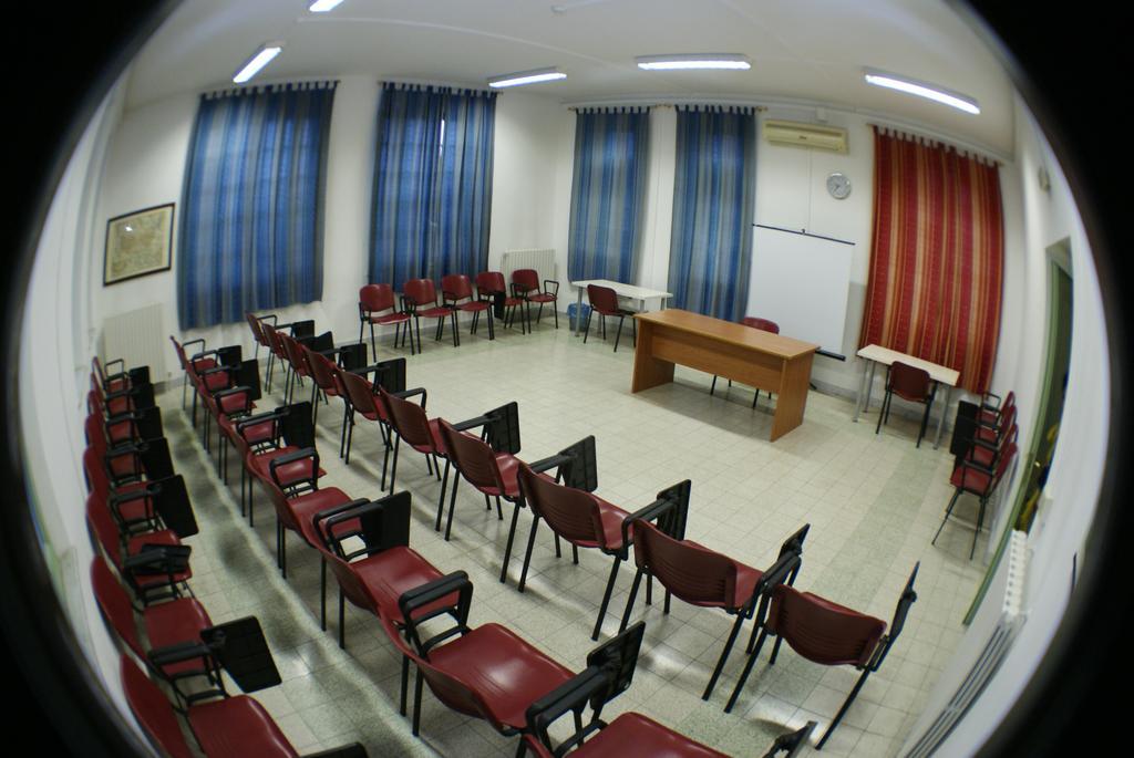 Litus Roma Hostel Lido di Ostia Exterior photo A classroom at the university