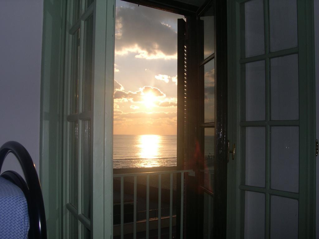Litus Roma Hostel Lido di Ostia Exterior photo Sunset from the lighthouse