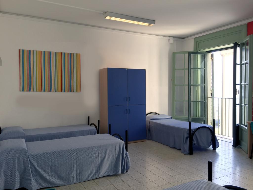 Litus Roma Hostel Lido di Ostia Exterior photo A typical bedroom in a residence hall