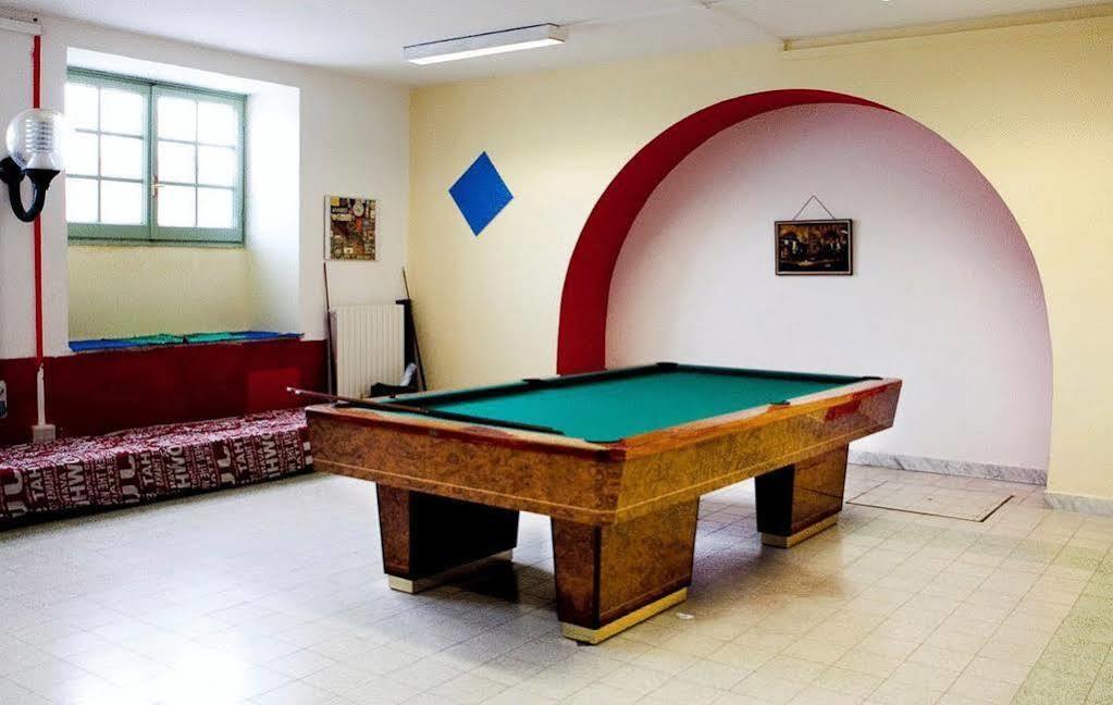 Litus Roma Hostel Lido di Ostia Exterior photo A pool table