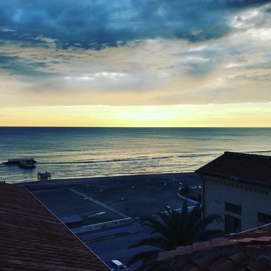 Litus Roma Hostel Lido di Ostia Exterior photo Sunset at the beach of San Benedetto del Tronto